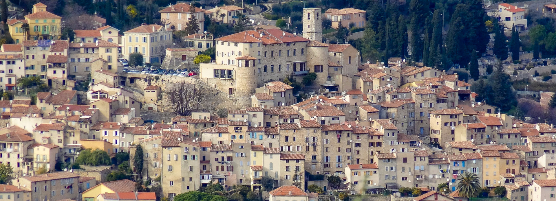 Le Bar sur Loup clings to the hillside around the Château des Comtes de Grasse.