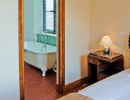 Toutes nos chambres disposent de salles de bains privatives modernes.