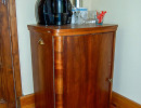 Nos chambres et suites de luxe disposent d'un syst&egrave;me de boissons chaudes tassimo (th&eacute;, caf&eacute; et chocolat chaud) et dans le placard se trouve un mini-bar.
