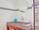 Le large lavabo de la salle de bain est fabriqu&eacute; en b&eacute;ton coul&eacute;.
