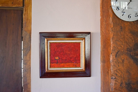 Tableau de feu Jo Arran accroch&eacute; dans la salle &agrave; manger du Foulon.