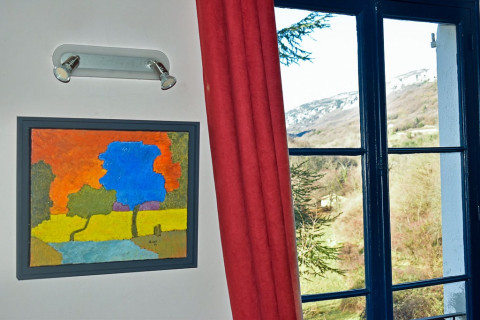 Tableau de feu Jo Arran accroch&eacute; dans le salon du Foulon.