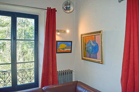 Tableau de feu Jo Arran accroch&eacute; dans le salon du Foulon.