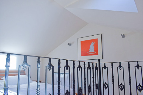 Tableau de feu Jo Arran accroch&eacute; dans la Suite Wolf au Foulon.
