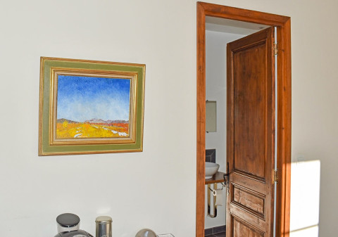 Tableau de feu Jo Arran accroch&eacute; dans la suite Strauss au Foulon.