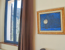 Le tableau &laquo; Lune sur un arbre &raquo; de feu Jo Arran est accroch&eacute; dans la salle de luxe Fablo Fernando au Foulon.