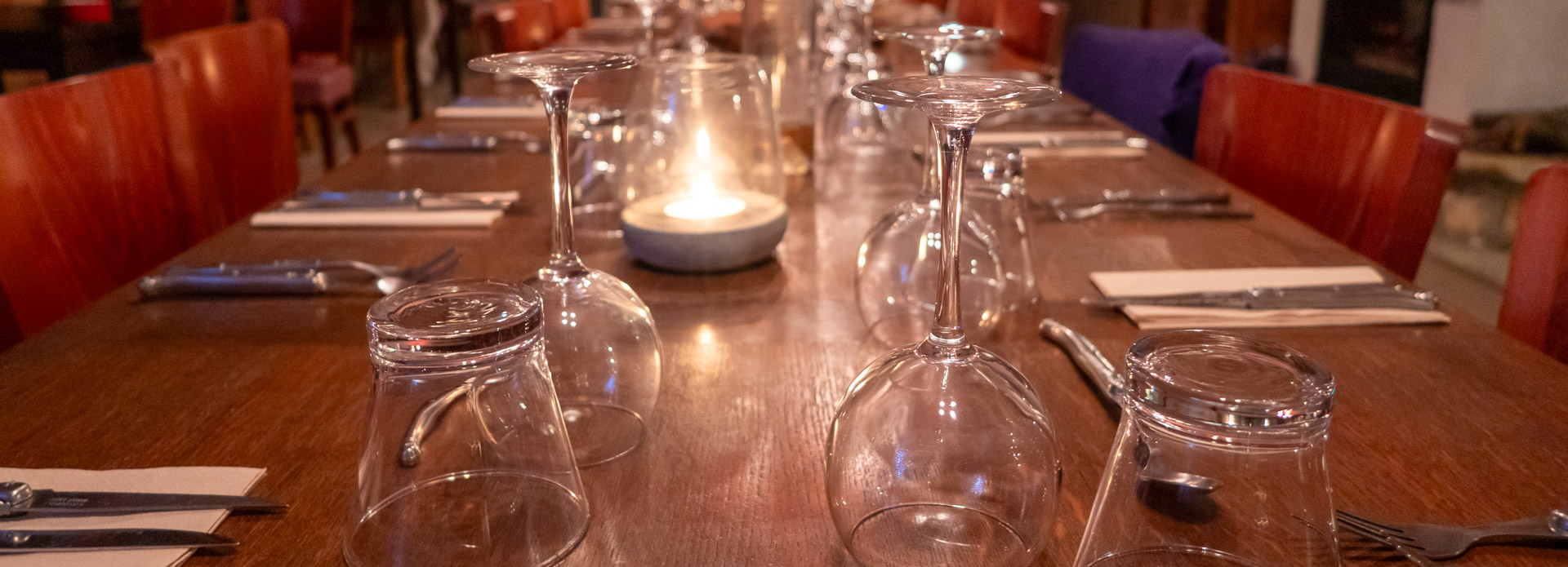 Grand table laid for dining at Le Foulon